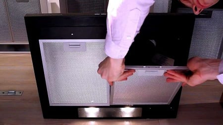 Cum se înlocuiește filtrul dintr-o hota de bucătărie fără a se ventila în ventilație?