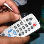 Cum să curățați corect telecomanda televizorului