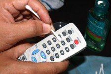 Cum să curățați corect telecomanda televizorului