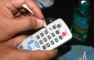 Cum să curățați corect telecomanda televizorului