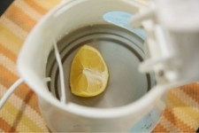 eliminăm mirosul de plastic din ceainicul electric
