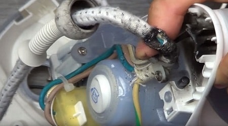 Cablul de alimentare este defect