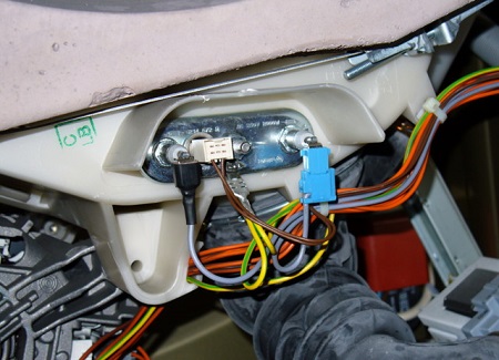 Firele electrice rupte și sfâșiate