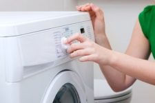 Įjungus skalbimo mašiną, mašina išmuša