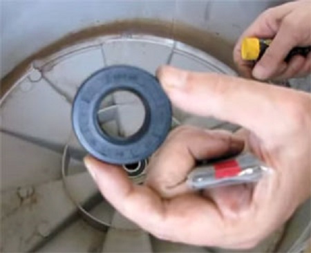 Schimbăm garnitura de ulei a mașinii de spălat