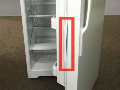 sigiliu vechi pe ușa frigiderului
