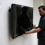Care sunt avantajele și dezavantajele montării unui televizor pe perete