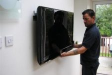 Care sunt avantajele și dezavantajele montării unui televizor pe perete