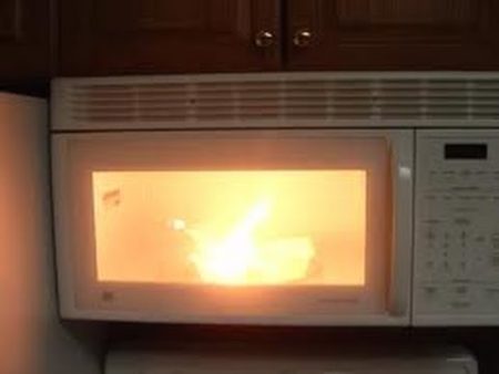 scântei în cuptorul cu microunde