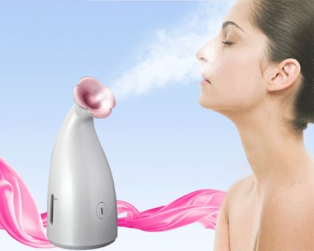 folosind un inhalator de abur