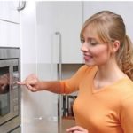 Cum funcționează un cuptor cu microunde