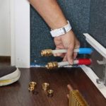 Proces de instalare a plintei calde